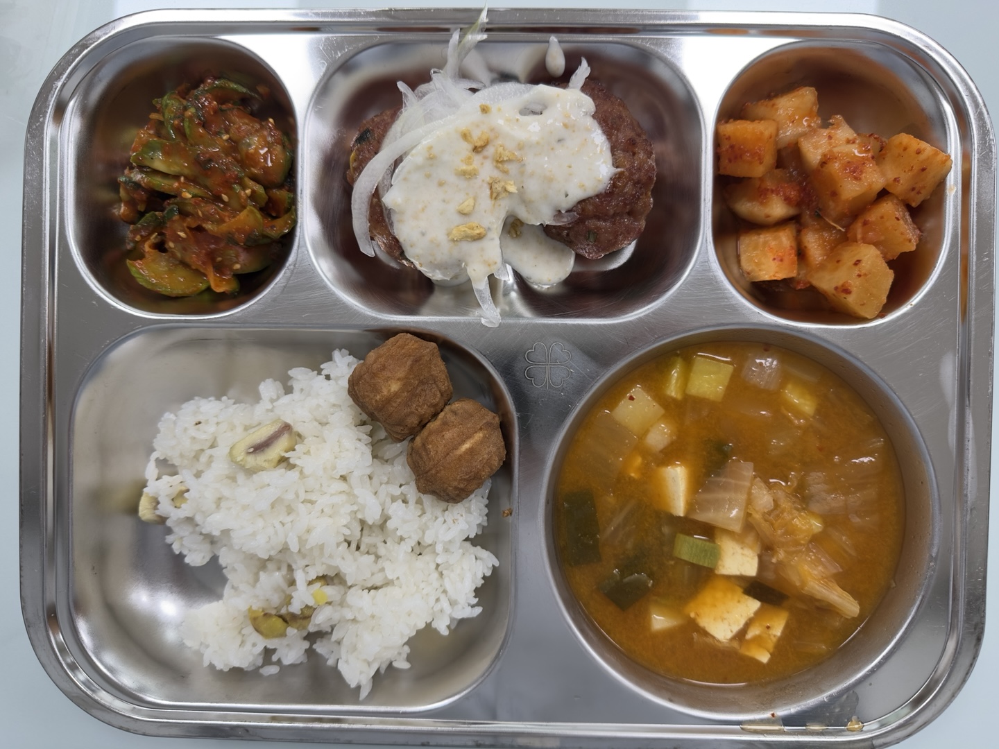 (향토음식-충청도)
밤밥
매콤돈육 짜글이찌개(5.6.10.18)
단양마늘떡갈비구이(1.2.5.6.10.13.15.16.18)
오이생채(5.6.13)
깍두기(9)
호두과자(1.2.5.6.14)
1,075.8/37.2/229.1/4.5_이미지